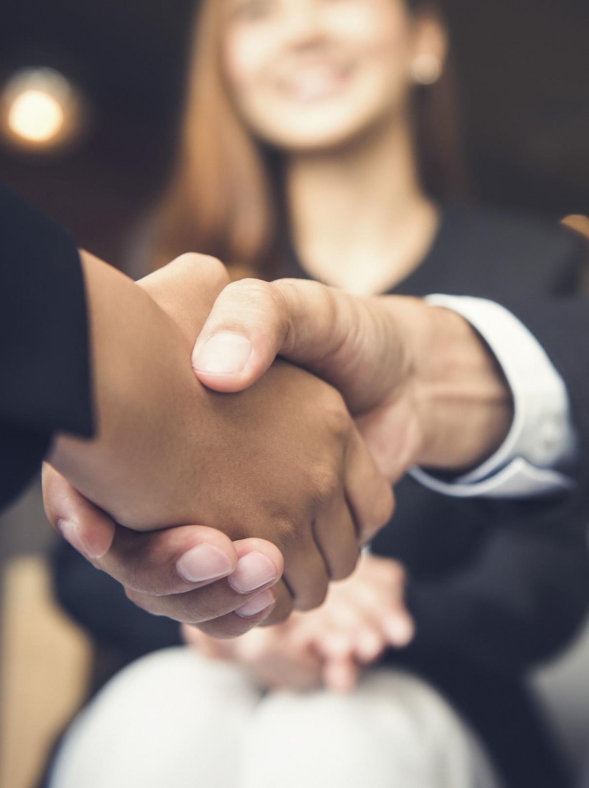 Businessmen shaking hands ©Atstock Productions_AdobeStock 